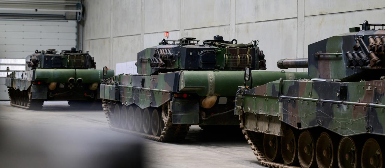 Kampfpanzer vom Typ Leopard 2A4 stehen in einer Halle von Rheinmetall.