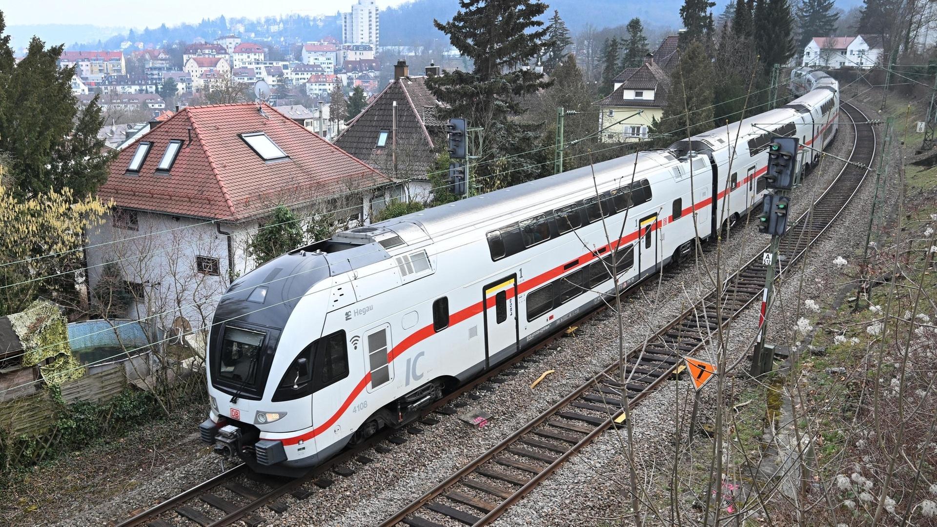 Ein Intercity-Zug fährt über die sogenannte Panoramabahn-Strecke in Stuttgart. Die ist im Oktober für drei Wochen voll gesperrt. | dpa Bildfunk, picture alliance/dpa | Bernd Weißbrod