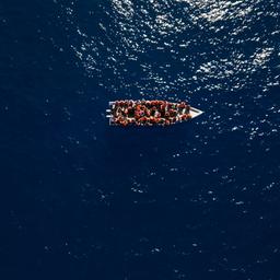 Migranten - laut der Nachrichtenagentur AP aus Eritrea, Libyen und dem Sudan - segeln im Mittelmeer. (aufgenommen am 17. Juni 2023)