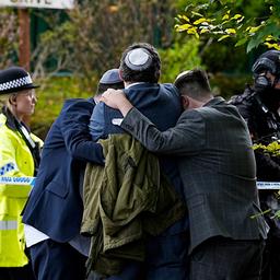 Mitglieder der jüdischen Gemeinde trösten sich gegenseitig in der Nähe der Synagoge der Heaton Park Hebrew Congregation in Crumpsall (Manchester).