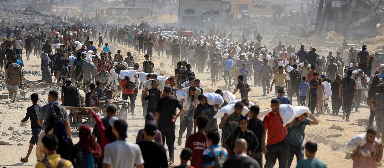 Flüchtlinge in Beit Lahia, Gazastreifen, vor zerstörten Häusern | REUTERS Flüchtlinge in Beit Lahia, Gazastreifen, vor zerstörten Häusern