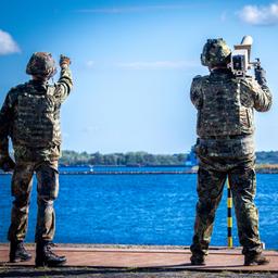 Zwei Bundeswehrsoldaten bei einer Übung zur Drohnenabwehr.