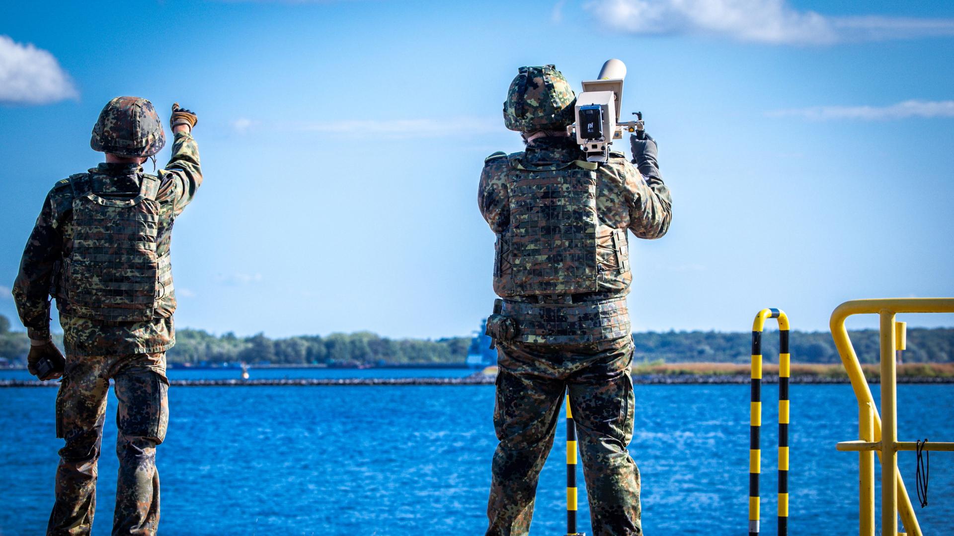 Zwei Bundeswehrsoldaten bei einer Übung zur Drohnenabwehr. | dpa