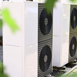 Wärmepumpe vor einem Wohnhaus.