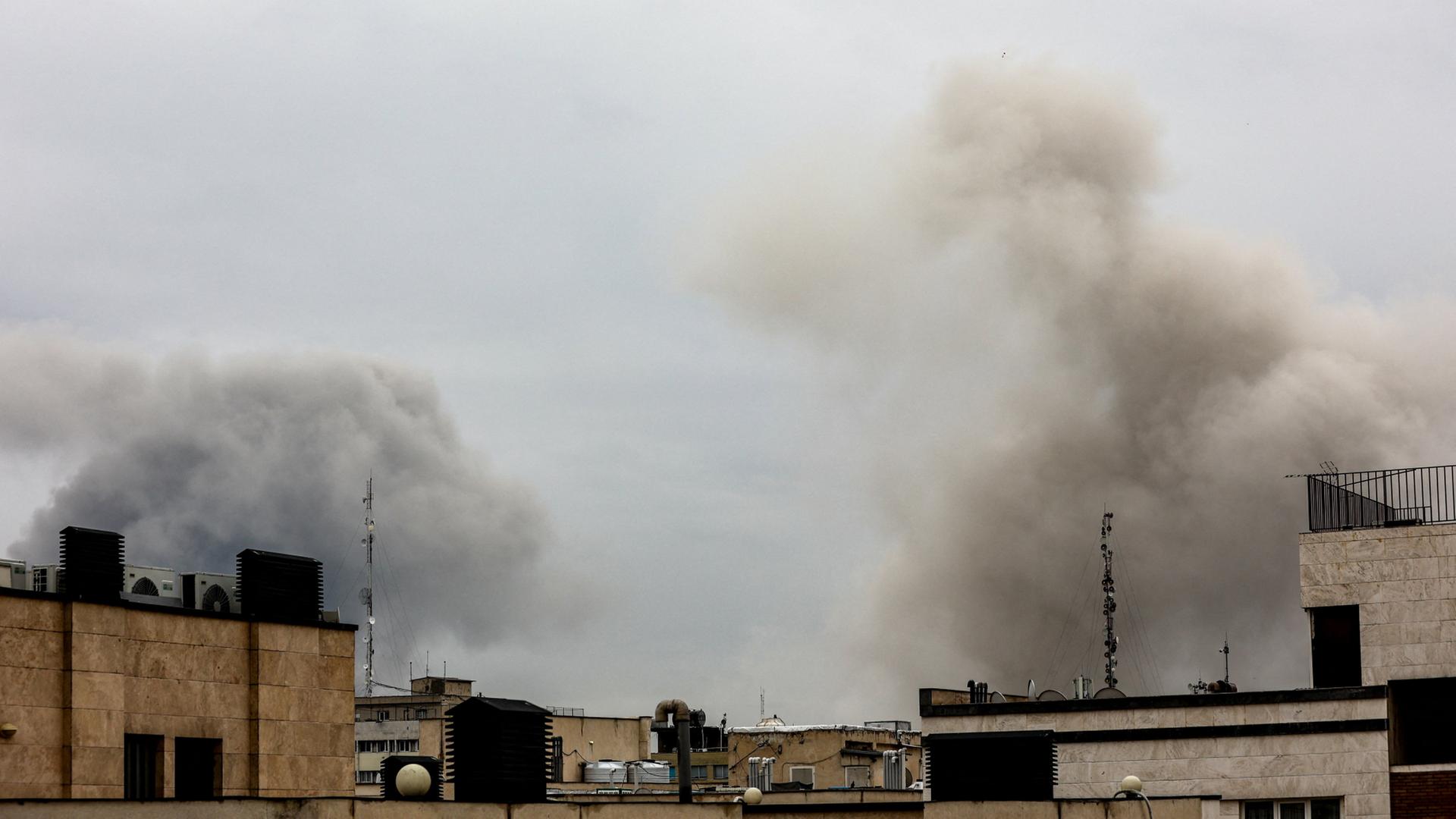 Rauch steigt in Teheran (Iran) auf. | via REUTERS