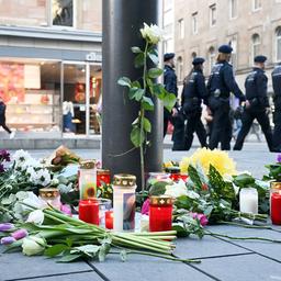 Kerzen und Blumen liegen in der Nähe des Paradeplatzes in Mannheim.