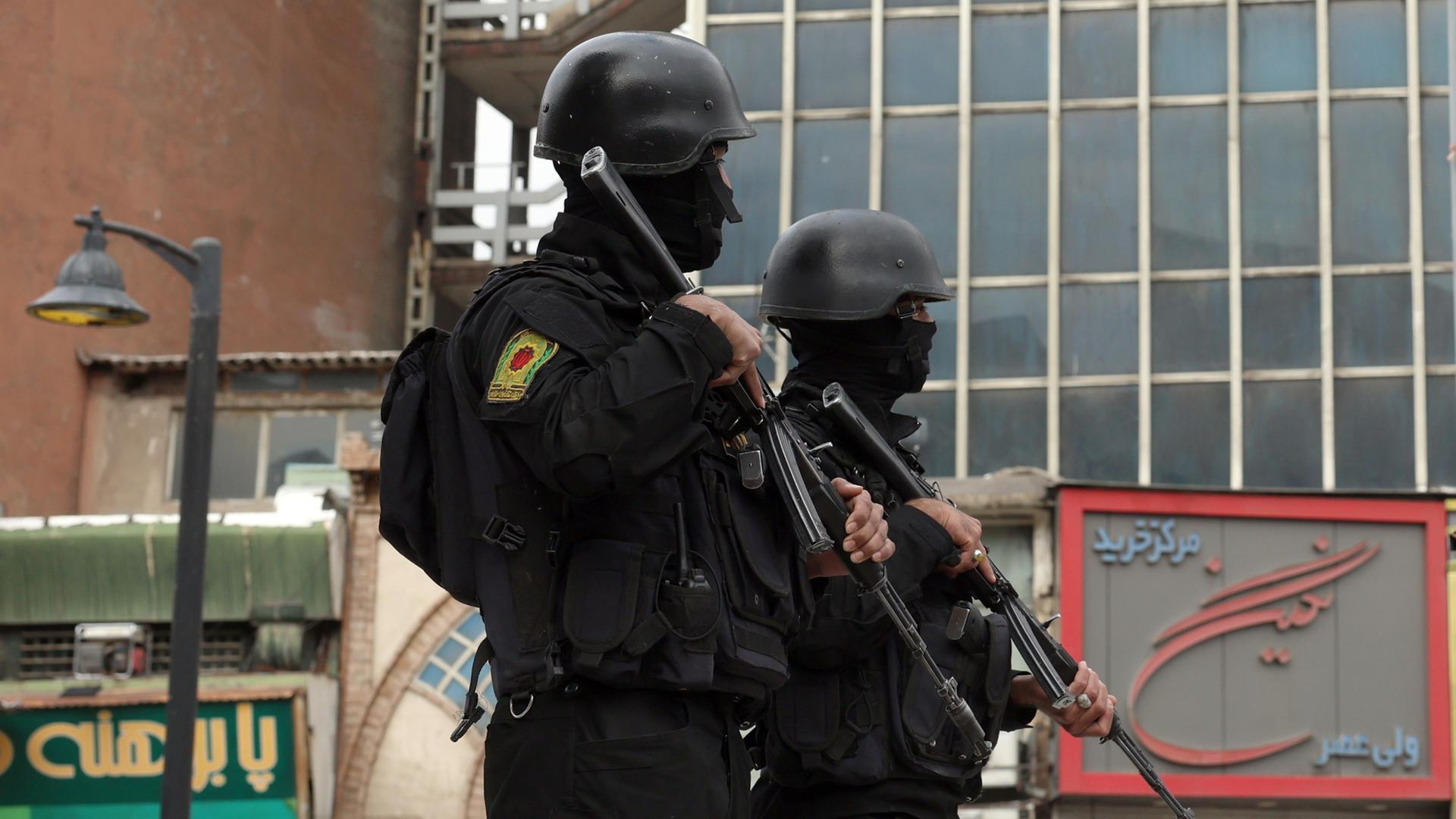 Iranische Sicherheitskräfte stehen auf dem Valiasr-Platz in Teheran | EPA