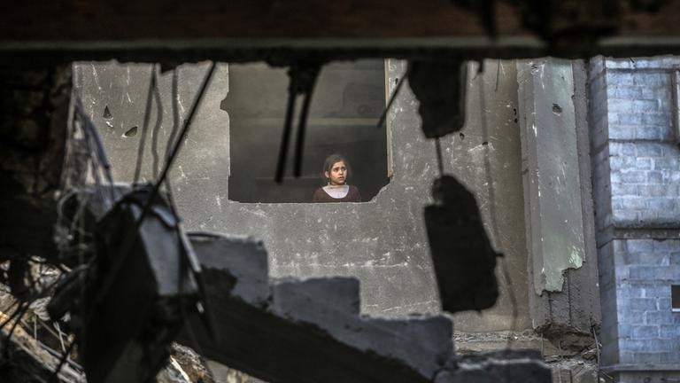 Ein Kind begutachtet die Zerstörung nach einem israelischen Luftangriff auf das Gebäude einer Familie.