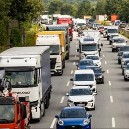 Stau auf der Autobahn 1 bei Hamburg. 