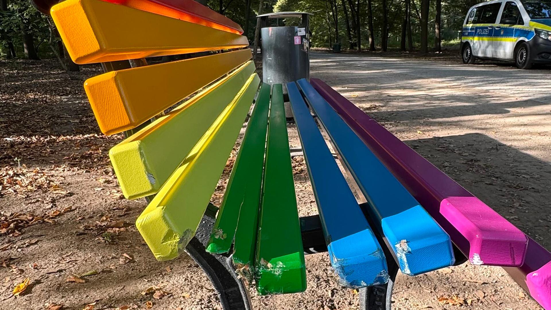 Beschädigungen an der Regenbogenbank im Tiergarten Berlin. (Quelle: rbb/Finn Pohst) | rbb/Finn Pohst
