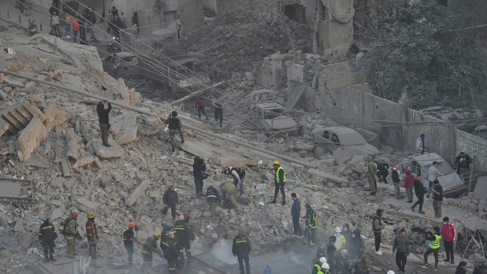 Ein zerstörtes Gebäude in Beirut im Libanon (Archivbild). | Hussein Malla/AP/dpa