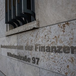 Der Schriftzug "Bundesministerium der Finanzen" steht auf der Fassade des Gebäudes.