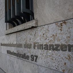 Der Schriftzug "Bundesministerium der Finanzen" steht auf der Fassade des Gebäudes.