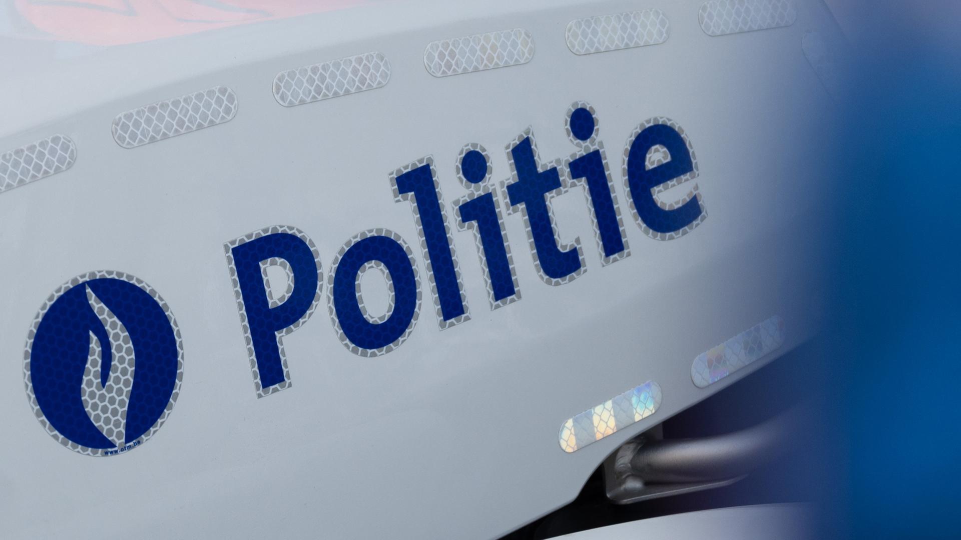 Das Logo der belgischen Polizei ist auf einem Fahrzeug zu sehen (Archivbild).  | dpa