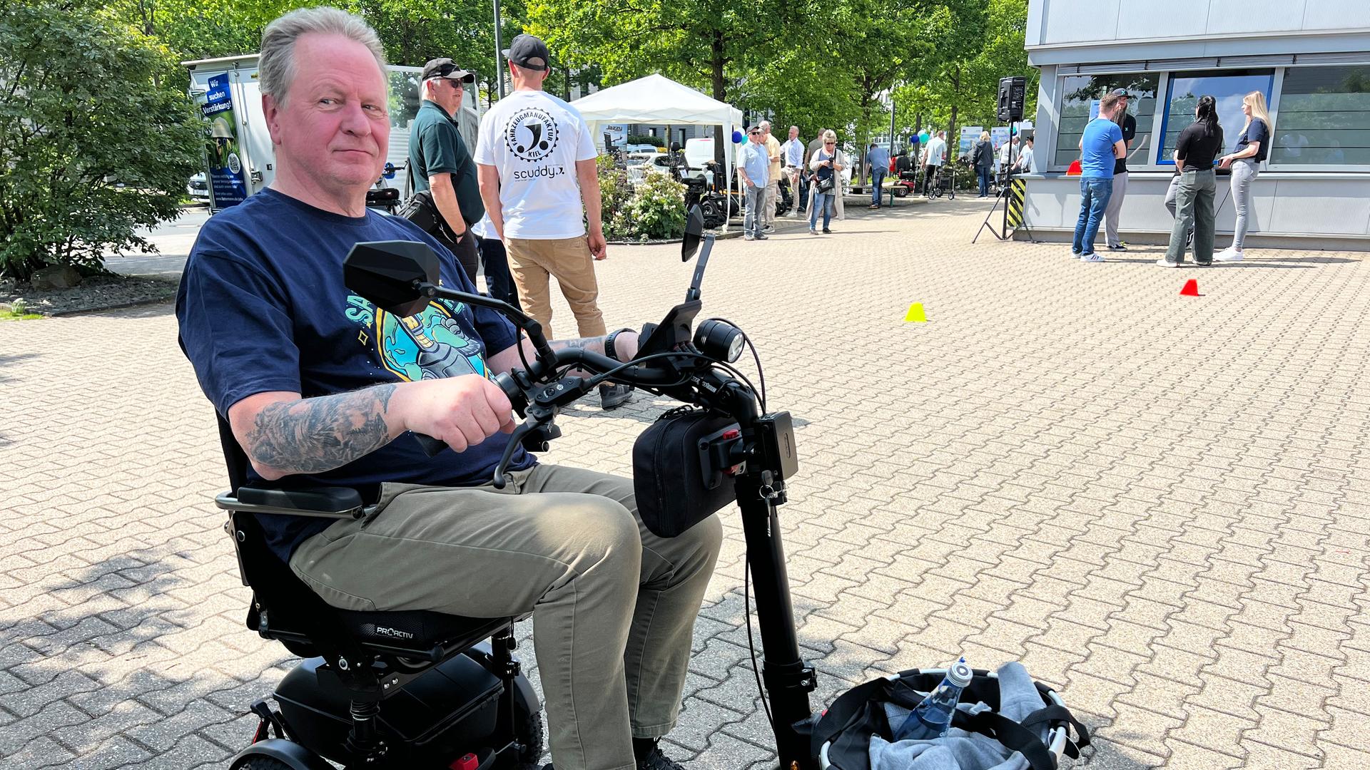 Wittener ging viral: Frikadellen-Freddy holt seinen neuen Scooter ab