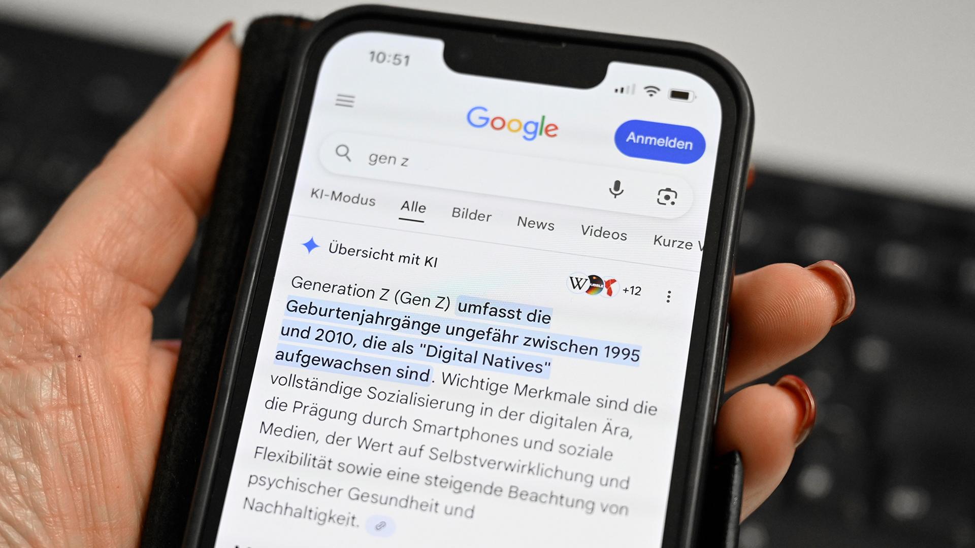 Auf dem Display eines Smartphones ist die Google-KI-Übersicht zu sehen. | picture alliance / epd-bild