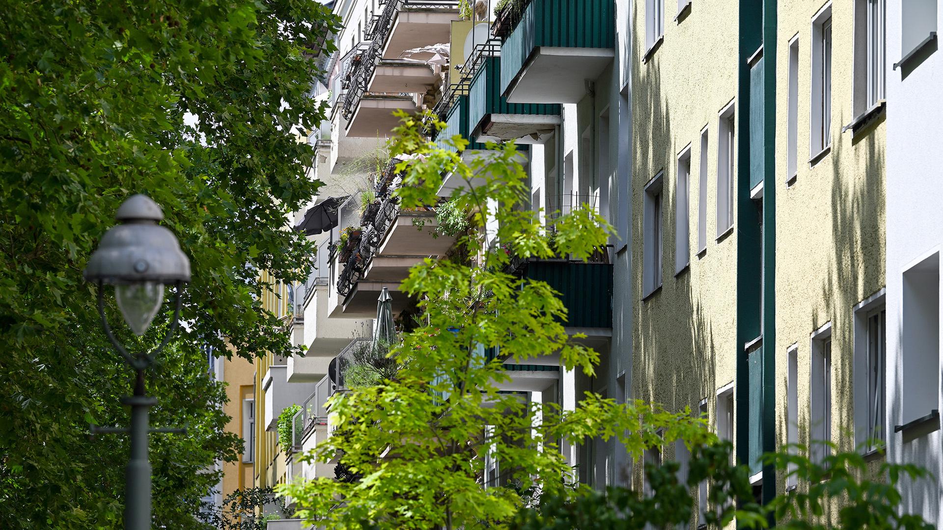 Wohnhäuser mit und ohne Balkons in Kreuzberg nahe dem Görlitzer Park. | picture alliance/dpa