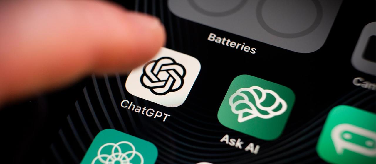 ChatGPT App neben anderen App-Icons auf einem Smartphone.