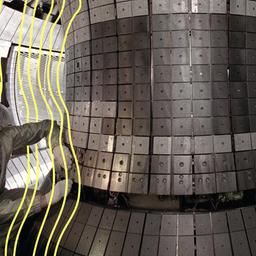 Ein Techniker bearbeitet die Innenwand der größten Fusionsanlage in Deutschland