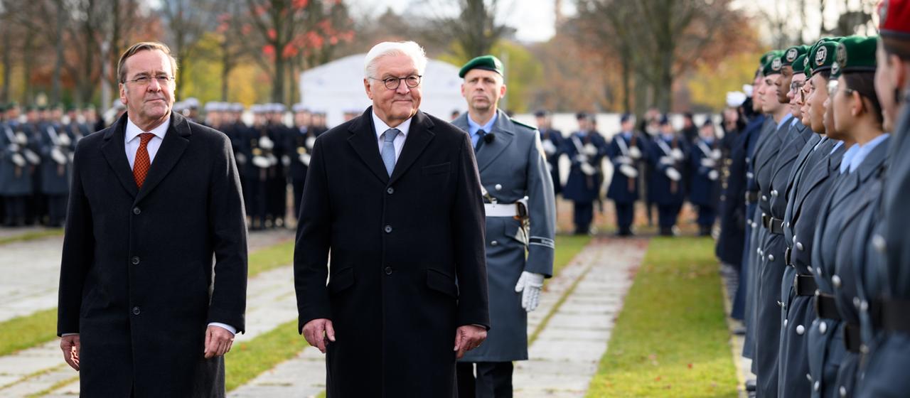Verteidigungsminister Boris Pistorius und Bundespräsident Frank-Walter Steinmeier gehen beim Feierlichen Gelöbnis die Reihen der Rekruten ab