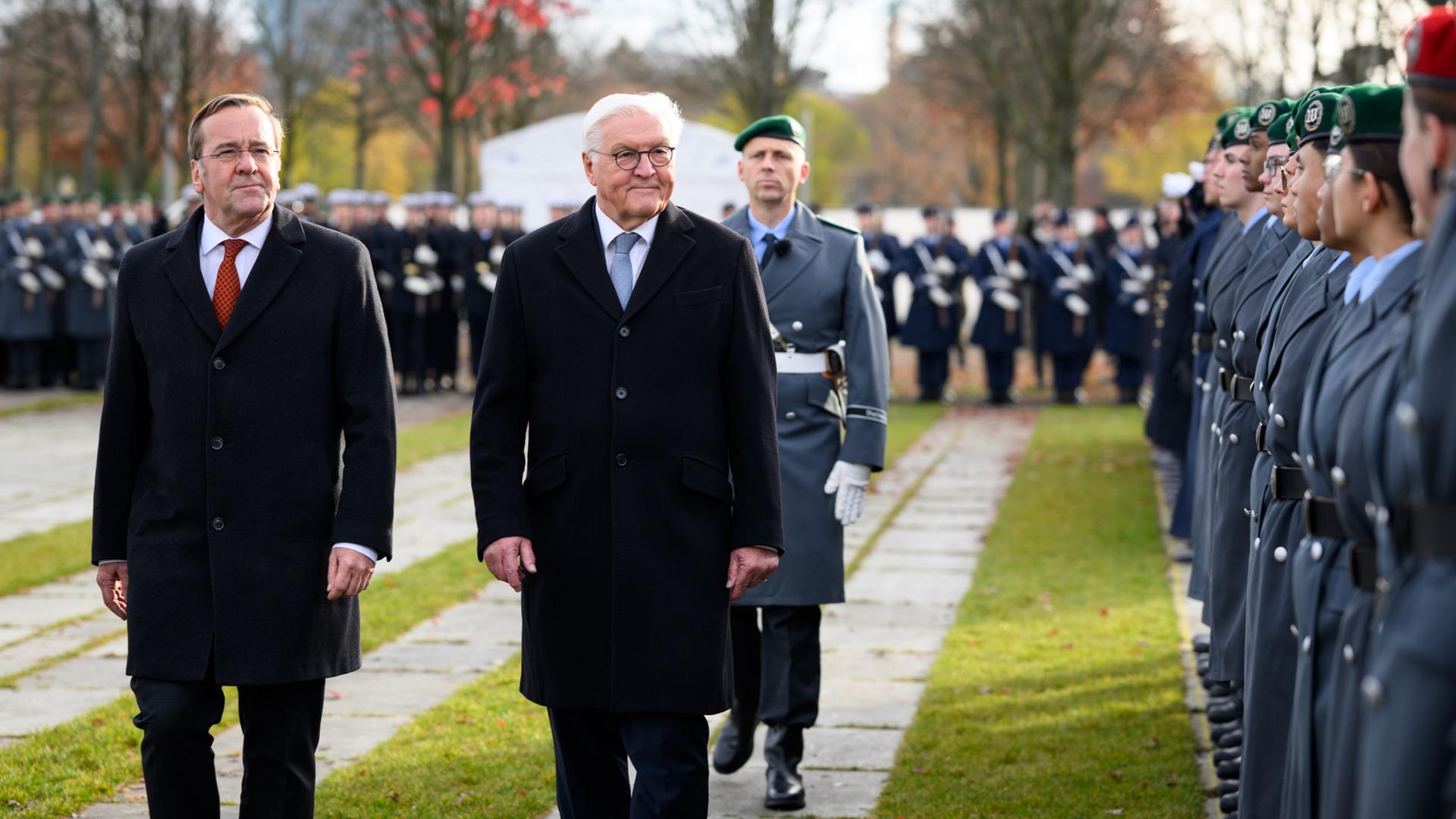 Verteidigungsminister Boris Pistorius und Bundespräsident Frank-Walter Steinmeier gehen beim Feierlichen Gelöbnis die Reihen der Rekruten ab | dpa