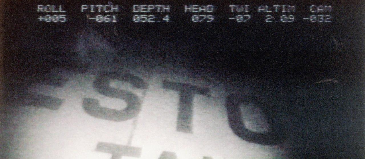 Ein Videostandbild einer Unterwasseraufnahme zeigt den Schriftzug der 1994 gesunkenen Ostsee-Fähre Ein Videostandbild einer Unterwasseraufnahme zeigt den Schriftzug der 1994 gesunkenen Ostsee-Fähre