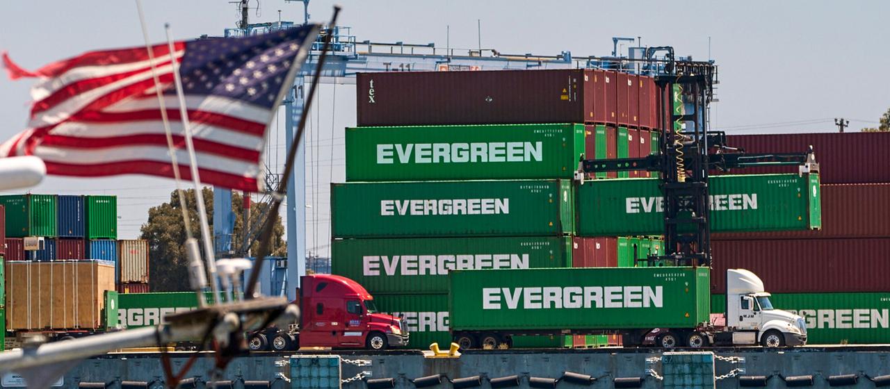 Trucks und Container im Hafen von Los Angeles, USA.