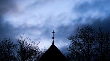 Kreuz auf evangelischer Kirche in Region Hannover 