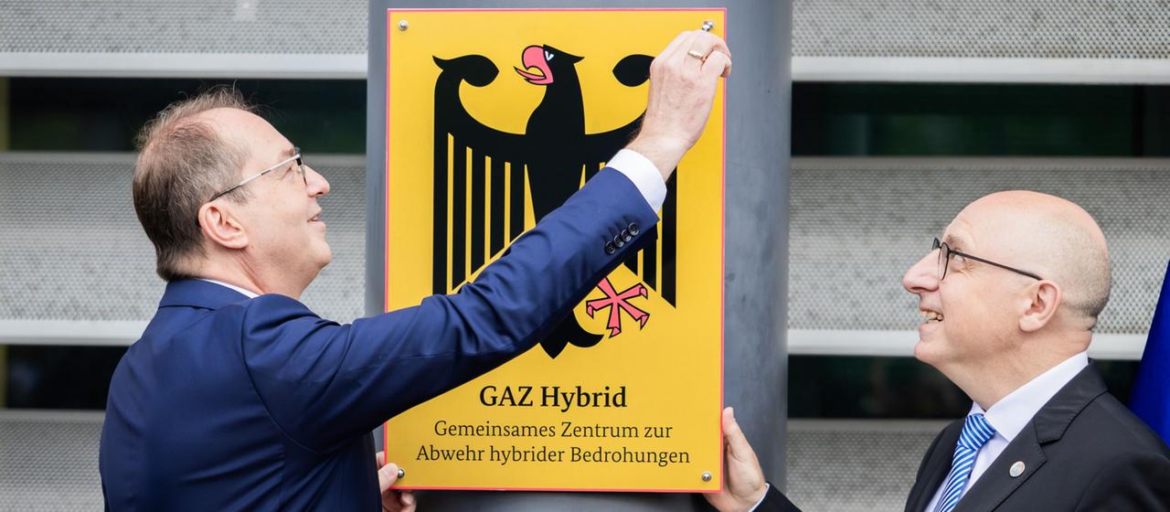 Alexander Dobrindt und Sinan Selen bei der Einweihung des Gemeinsamen Zentrums zur Abwehr hybrider Bedrohungen (GAZ Hybrid)