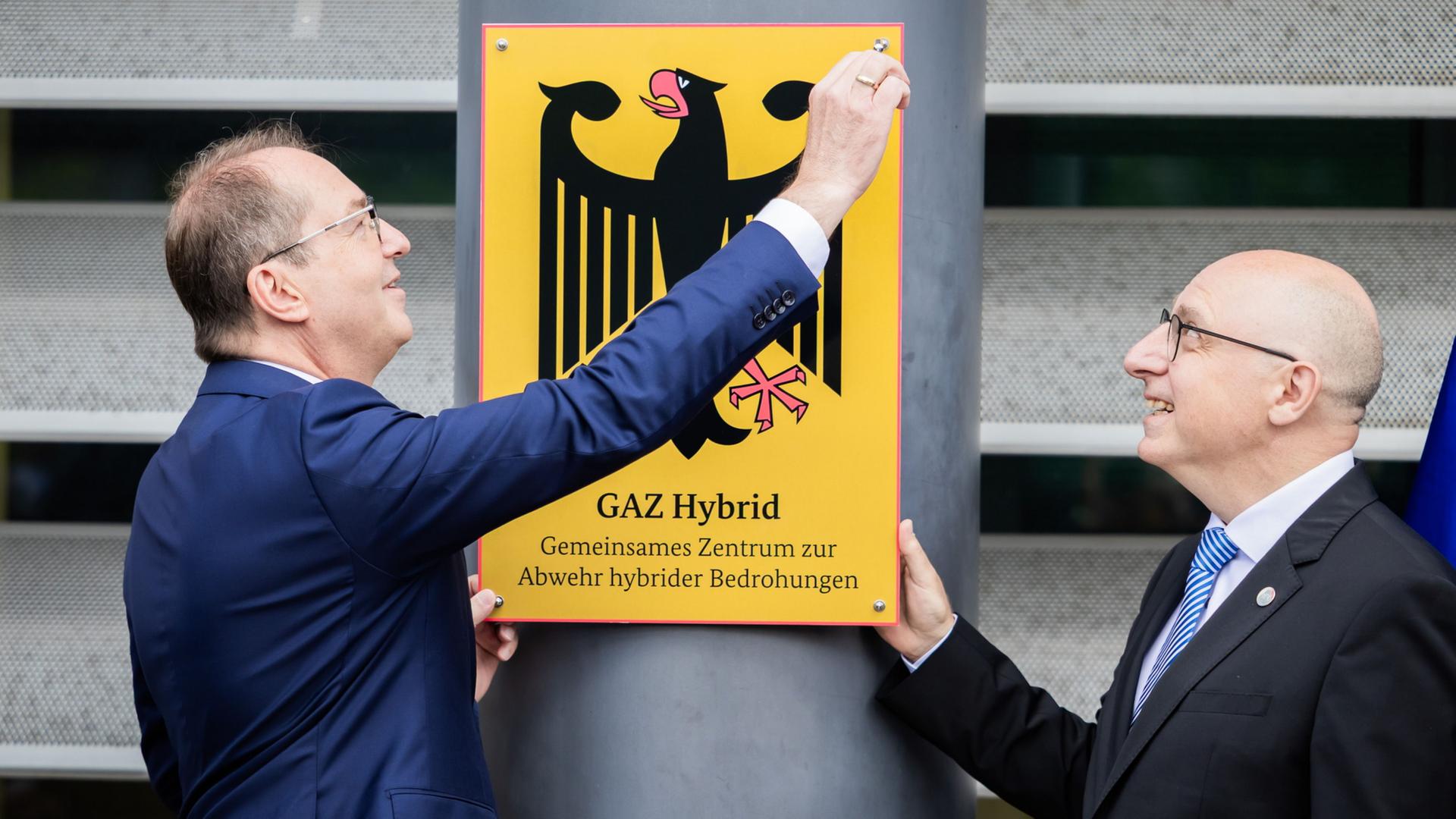 Alexander Dobrindt und Sinan Selen bei der Einweihung des Gemeinsamen Zentrums zur Abwehr hybrider Bedrohungen (GAZ Hybrid) | Christoph Soeder/dpa