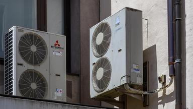 Außengeräte von Klimaanlagen an einer Gebäudefassade.