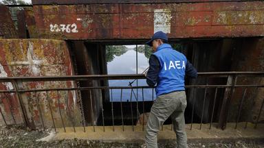 Ein Mitarbeiter der Internationalen Atomenergieagentur (IAEA) inspiziert das Gelände des ukrainischen Atomkraftwerks Saporischschja (Archiv)