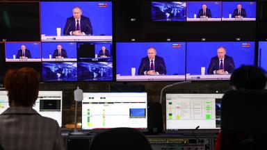 Im Regieraum einer Live-Übertragung von Russlands Präsident Wladimir Putin