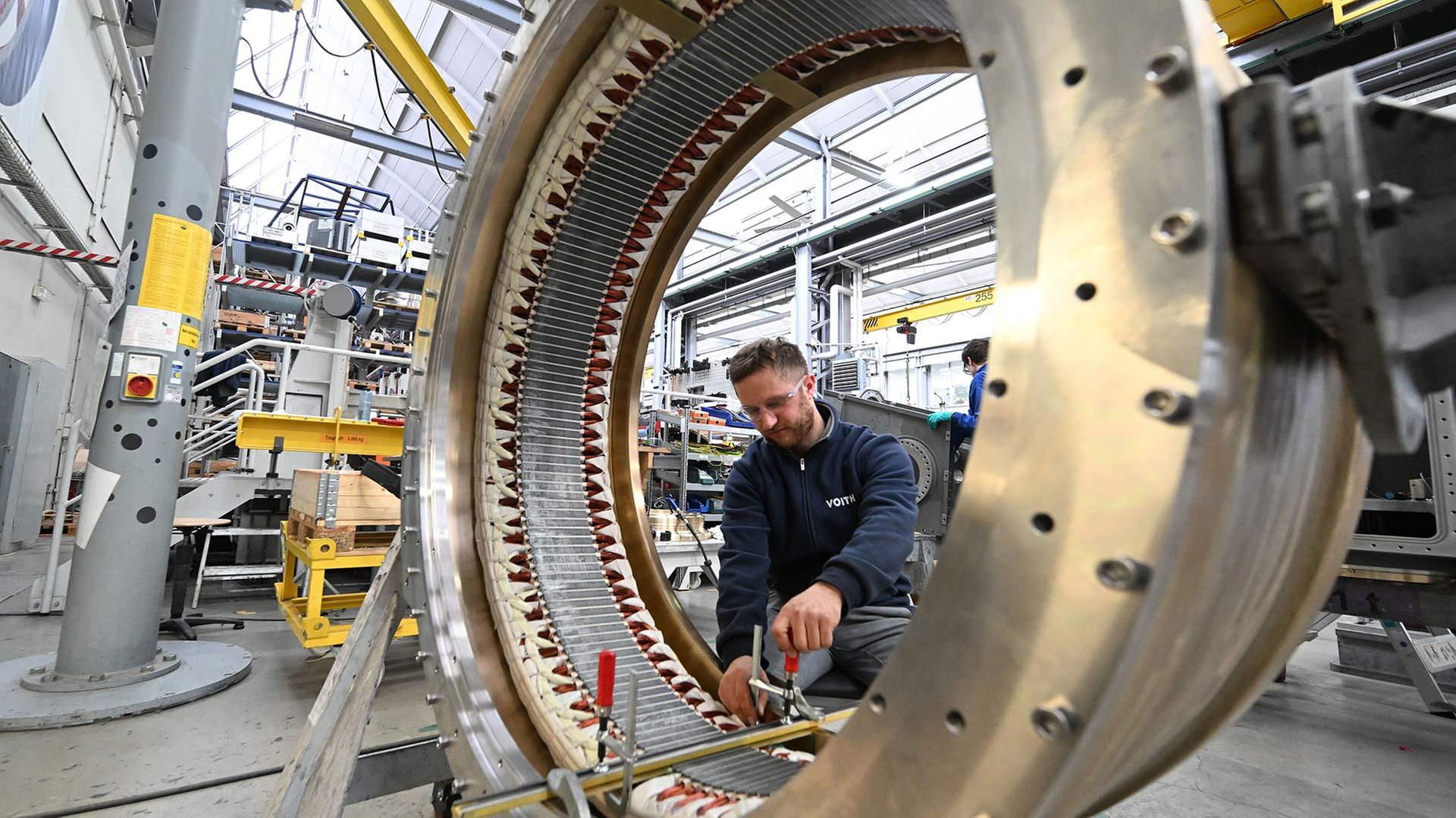 Ein Arbeiter arbeitet bei Voith Hydro an einer Turbine für ein Wasserkraftwerk. | picture alliance/dpa