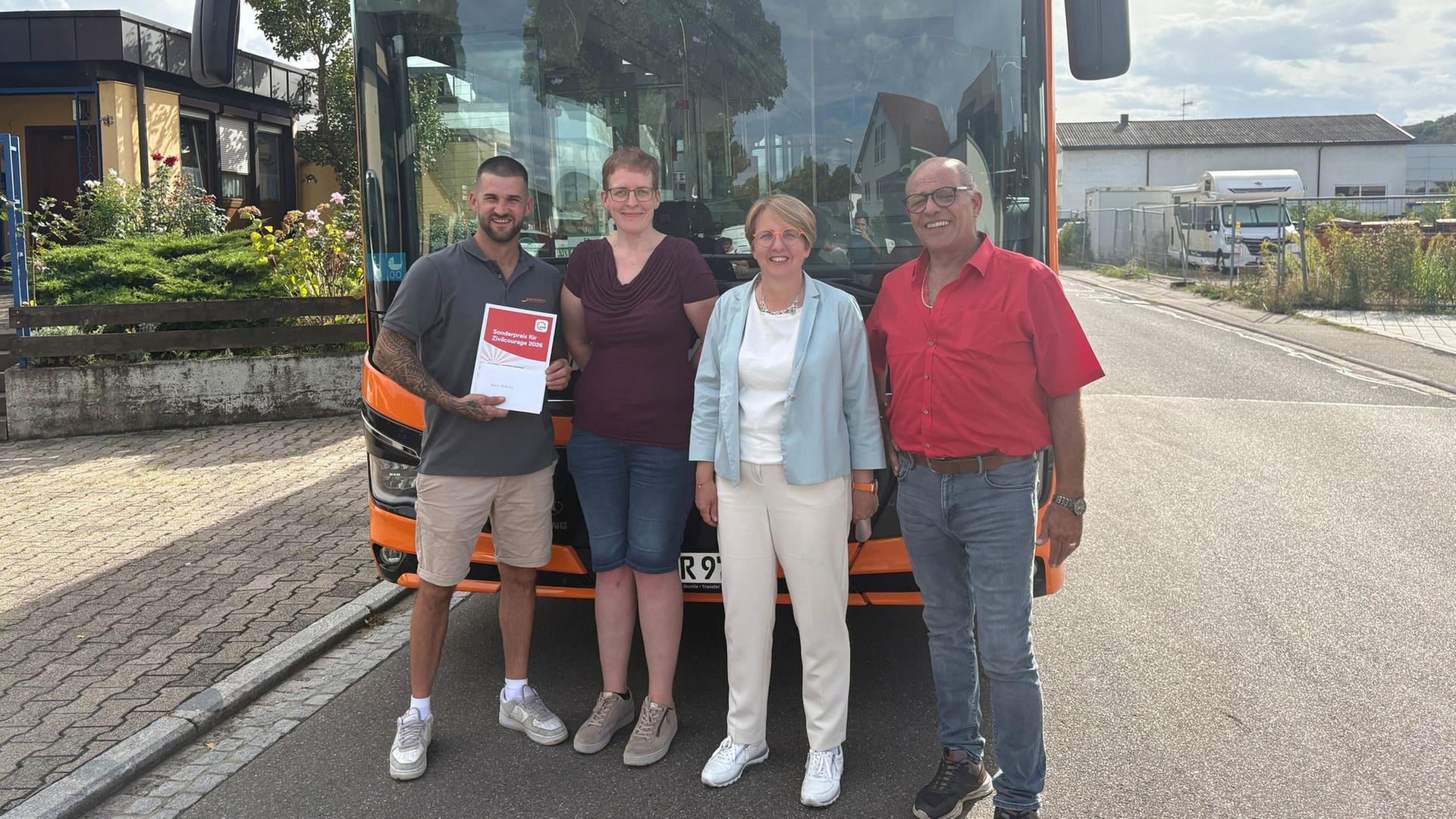 Wenn Hilfe wichtiger ist als Pünktlichkeit: Busfahrer rettet Frau mit Herzproblemen und erhält dafür Preis