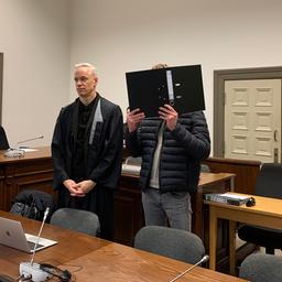 Ein Angeklagter steht neben seinem Anwalt in einem Gerichtssaal in Hamburg.