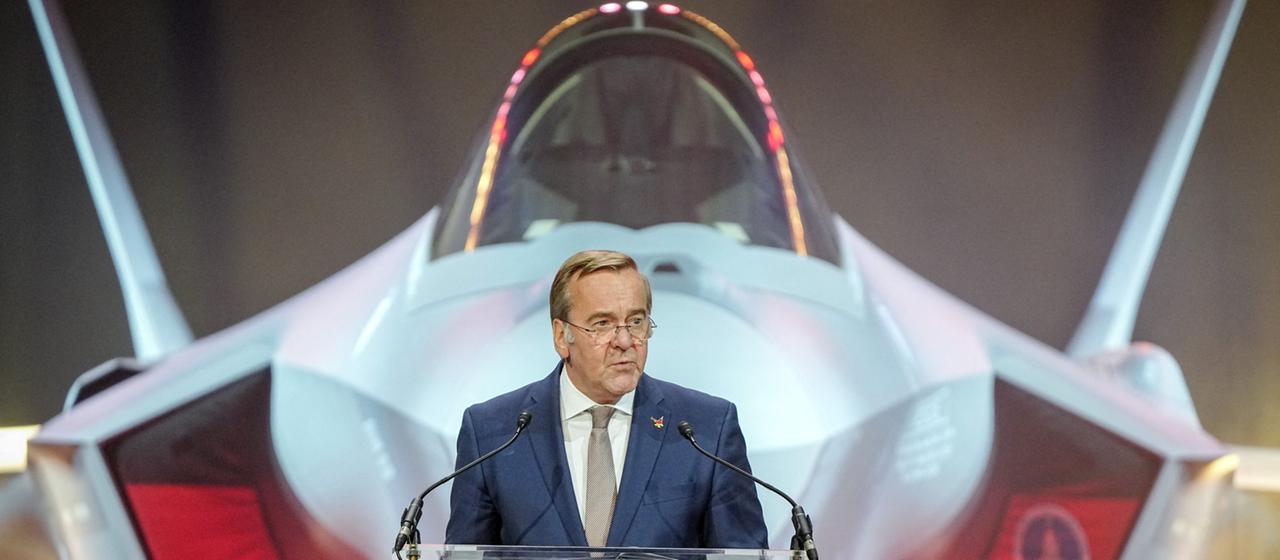 Boris Pistorius spricht in Texas bei der Übergabezeremonie vor einem Kampfflugzeug F-35A