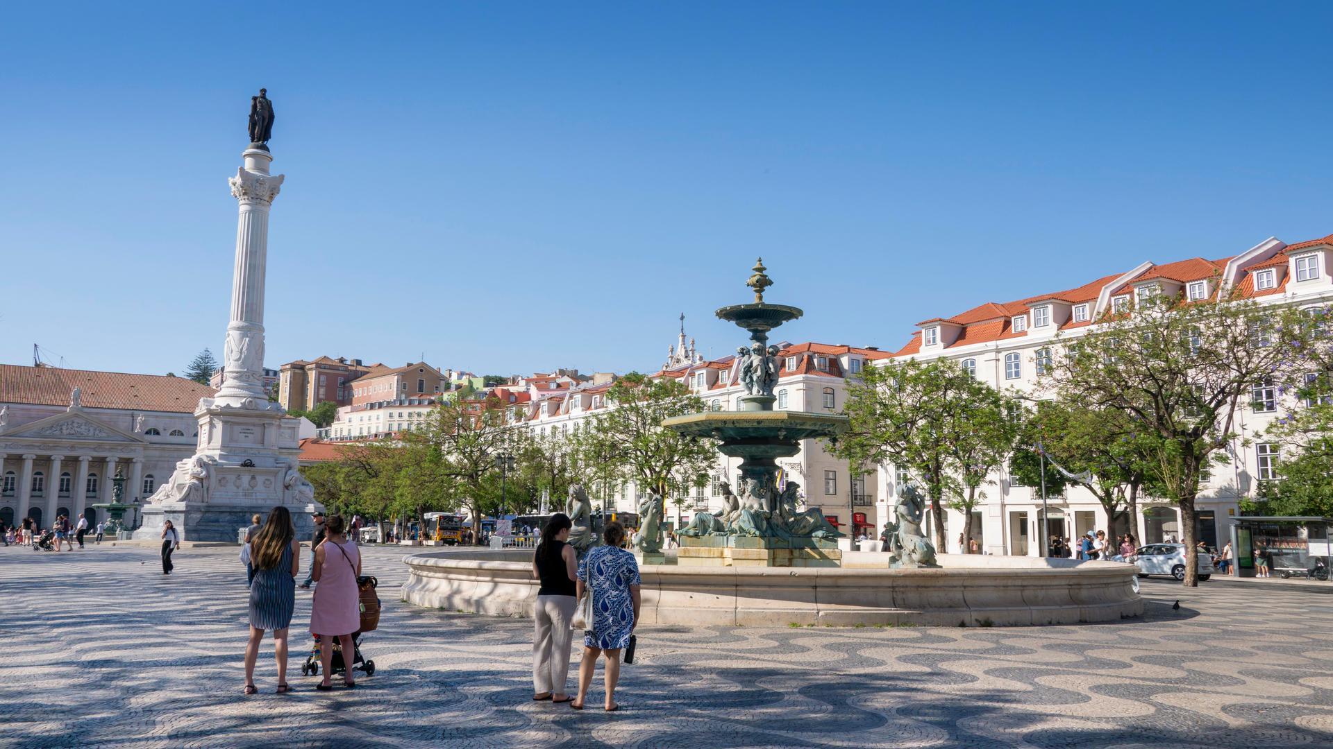 Menschen auf dem Rossio-Platz in Lissabon, Portugal.  | picture alliance / NurPhoto