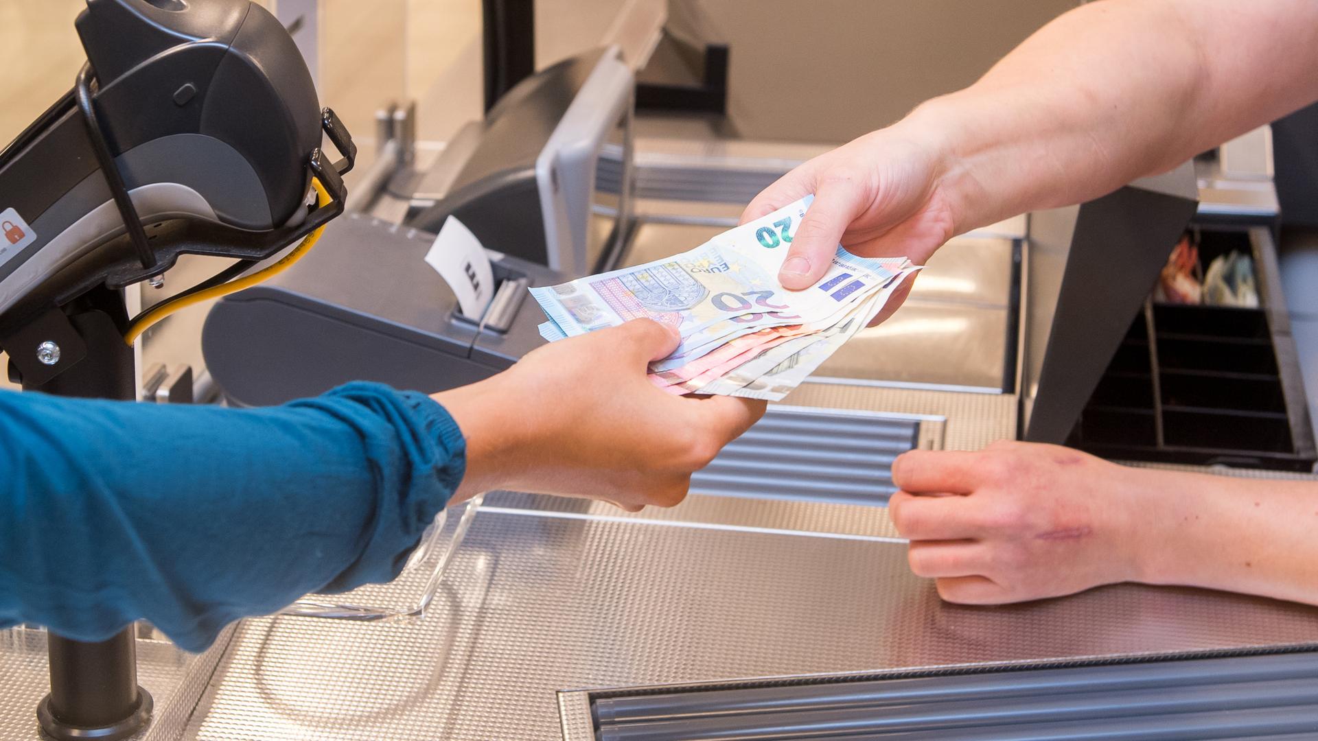 Viele Kunden heben Bargeld ab bei Rewe & Co