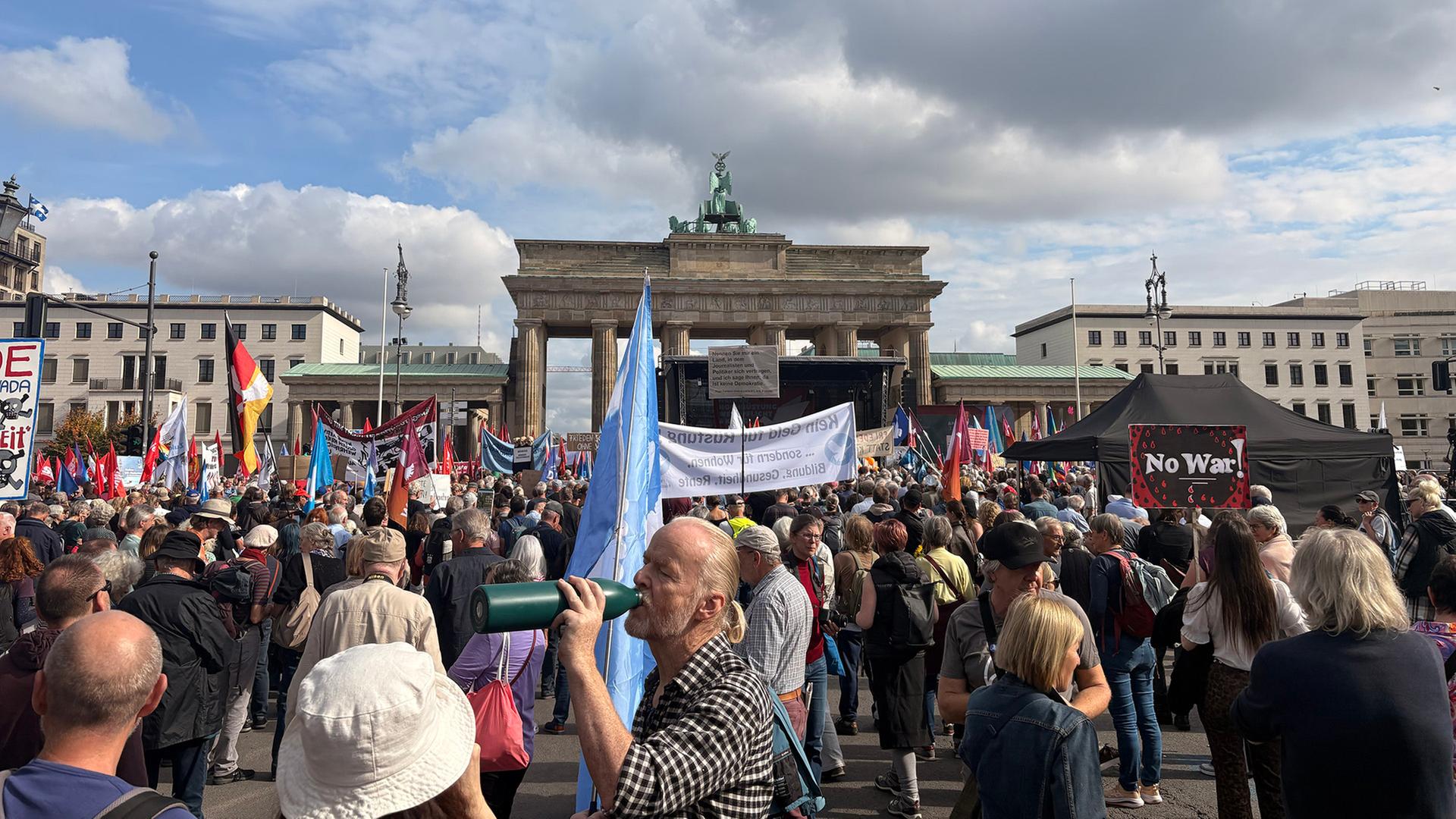 Ein Bündnis aus mehreren Friedensinitiativen hat zu einer kundgebung gegen Aufrüstung und Krieg aufgerufen. (Quelle. rbb/Vanessa Materla) | rbb/Vanessa Materla