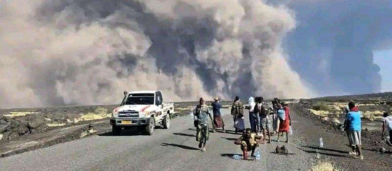 Menschen beobachten die Aschewolke des Vulkans Hayli Gubbi in der äthiopischen Region Afar.