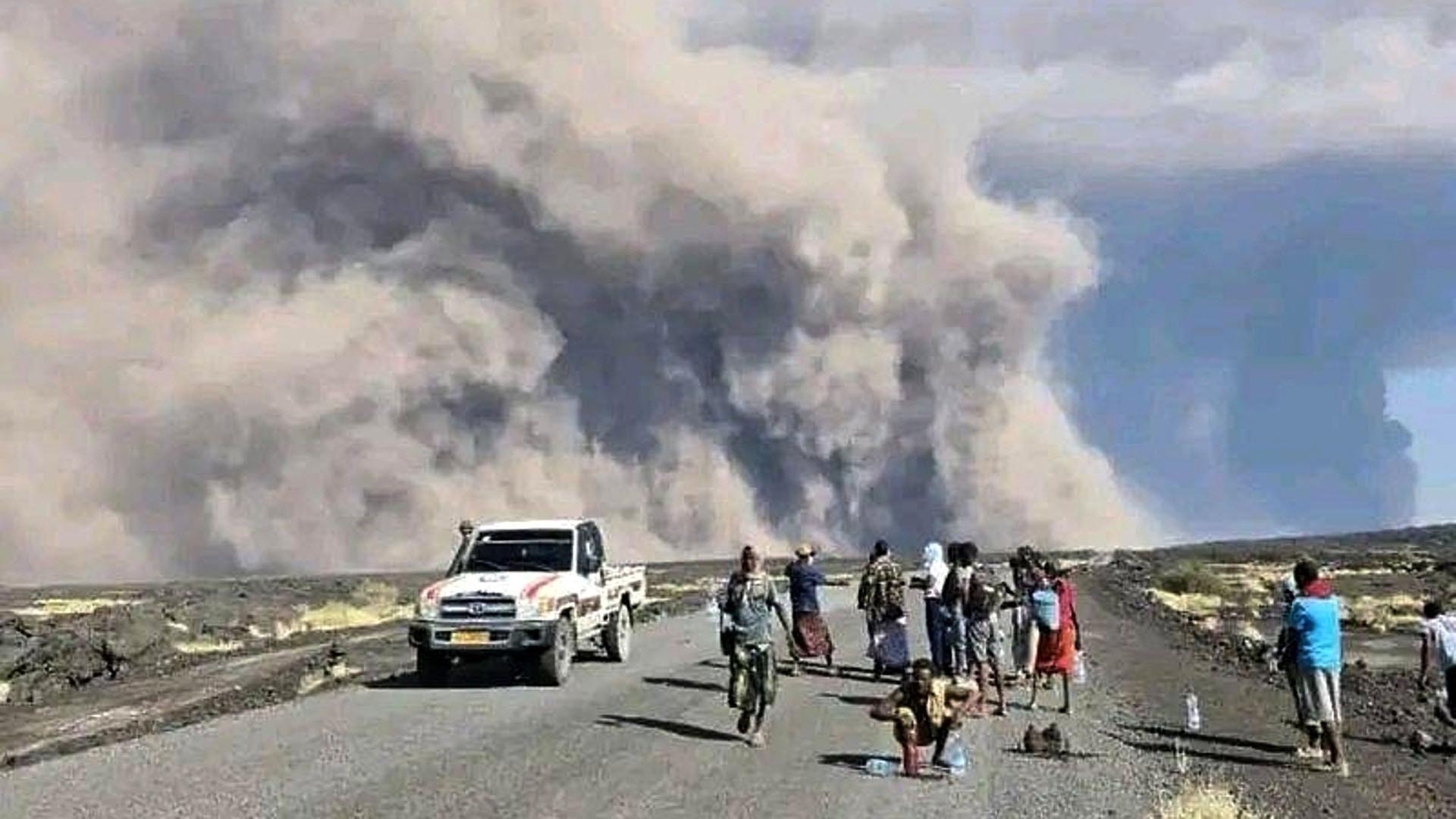 Menschen beobachten die Aschewolke des Vulkans Hayli Gubbi in der äthiopischen Region Afar. | Uncredited/Afar Government Communication Bureau/AP/dpa