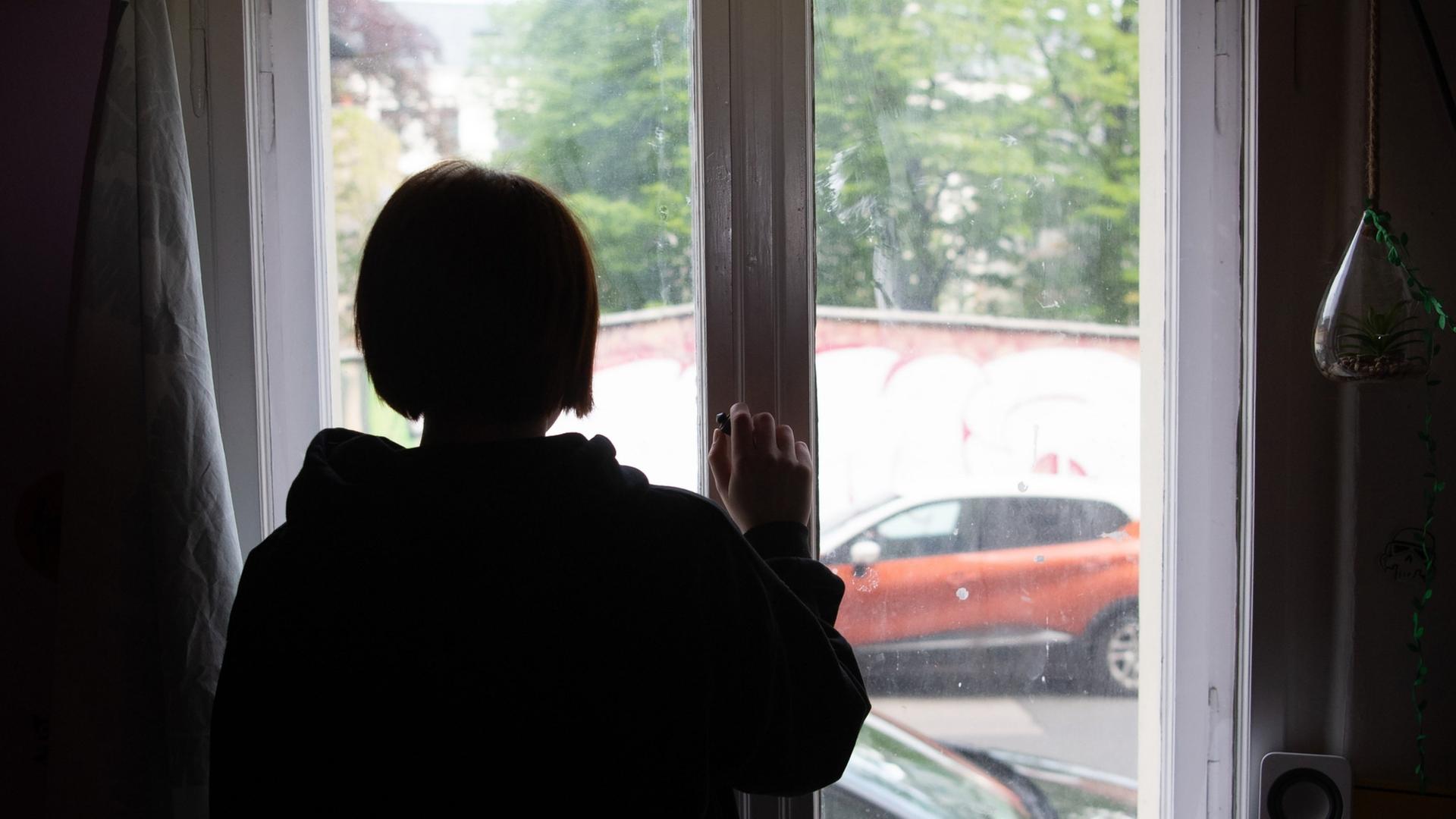 Eine Frau blickt aus dem Fenster