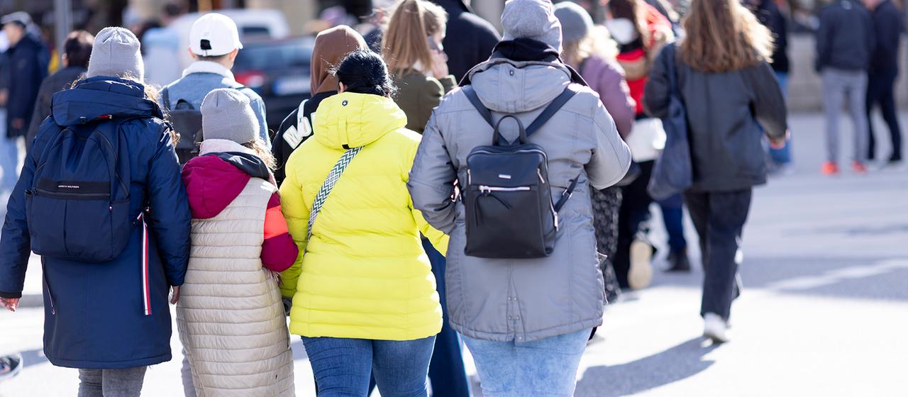 Blick auf eine Menschenmenge.