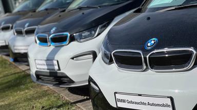 Gebrauchte BMW i3 Elektro-Autos stehen nebeneinander.