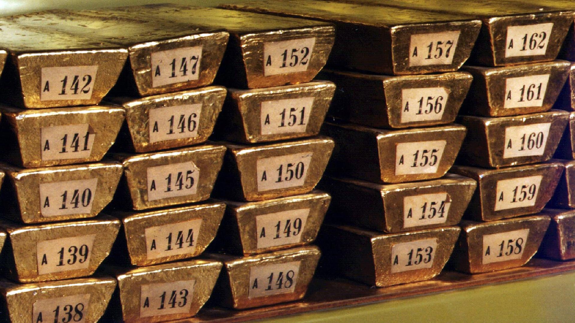 Nummerierte Goldbarren liegen in Regalen in einem Tresorraum der Deutschen Bundesbank in Frankfurt am Main (undatierte Aufnahme). | picture alliance / dpa