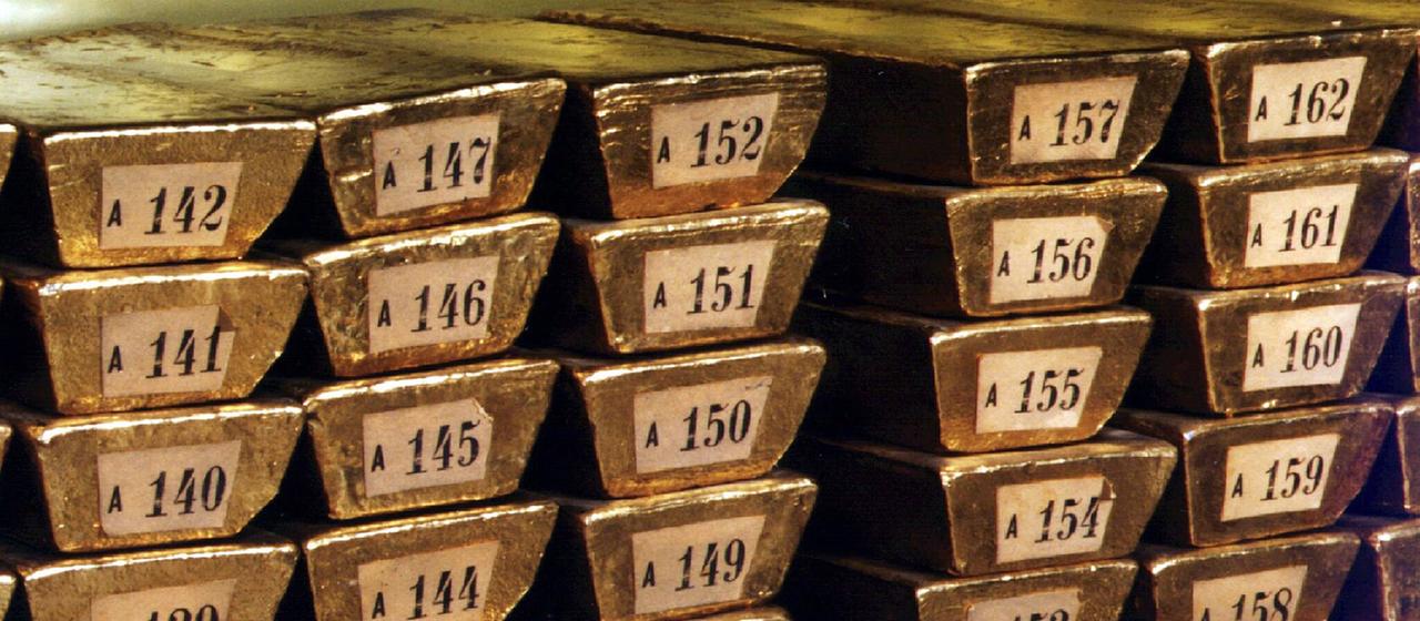 Nummerierte Goldbarren liegen in Regalen in einem Tresorraum der Deutschen Bundesbank in Frankfurt am Main (undatierte Aufnahme).