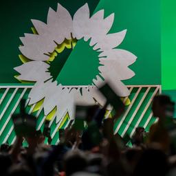 Delegierte halten bei der Antragsberatung bei der Bundesdelegiertenkonferenz der Grünen die Stimmkarten hoch.