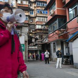 Menschen in Wuhan stehen mit weitem Abstand Schlange.
