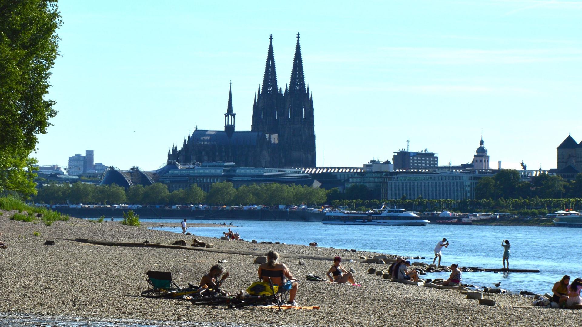 Sommerhitze im Rheinland: Kölner tummeln sich trotz Verbots im Rhein